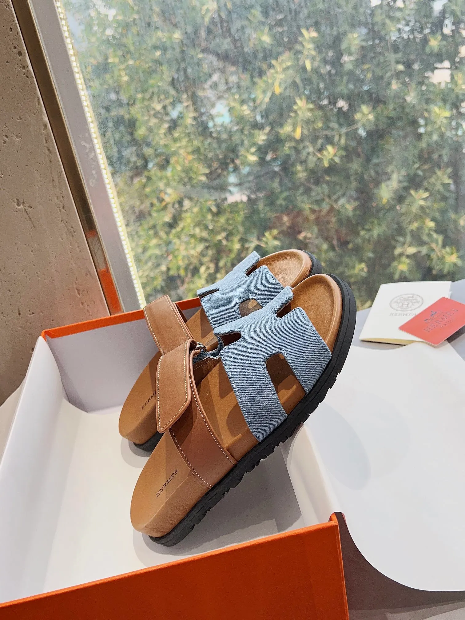 👟👟Ex-factory price 440👟👟 (Top version) H family 2024 spring and summer new style HERMES Hermes' recently popular couple's shoes, pig nose angle sandals and slippers, paired with various colorful socks, very trendy. Upper lining: imported original leather. Outsole: non-slip and wear-resistant outsole. Size: female 35-42 (40/42 non-returnable and non-exchangeable) Men’s size: 39-45 (45 is non-refundable and non-exchangeable)